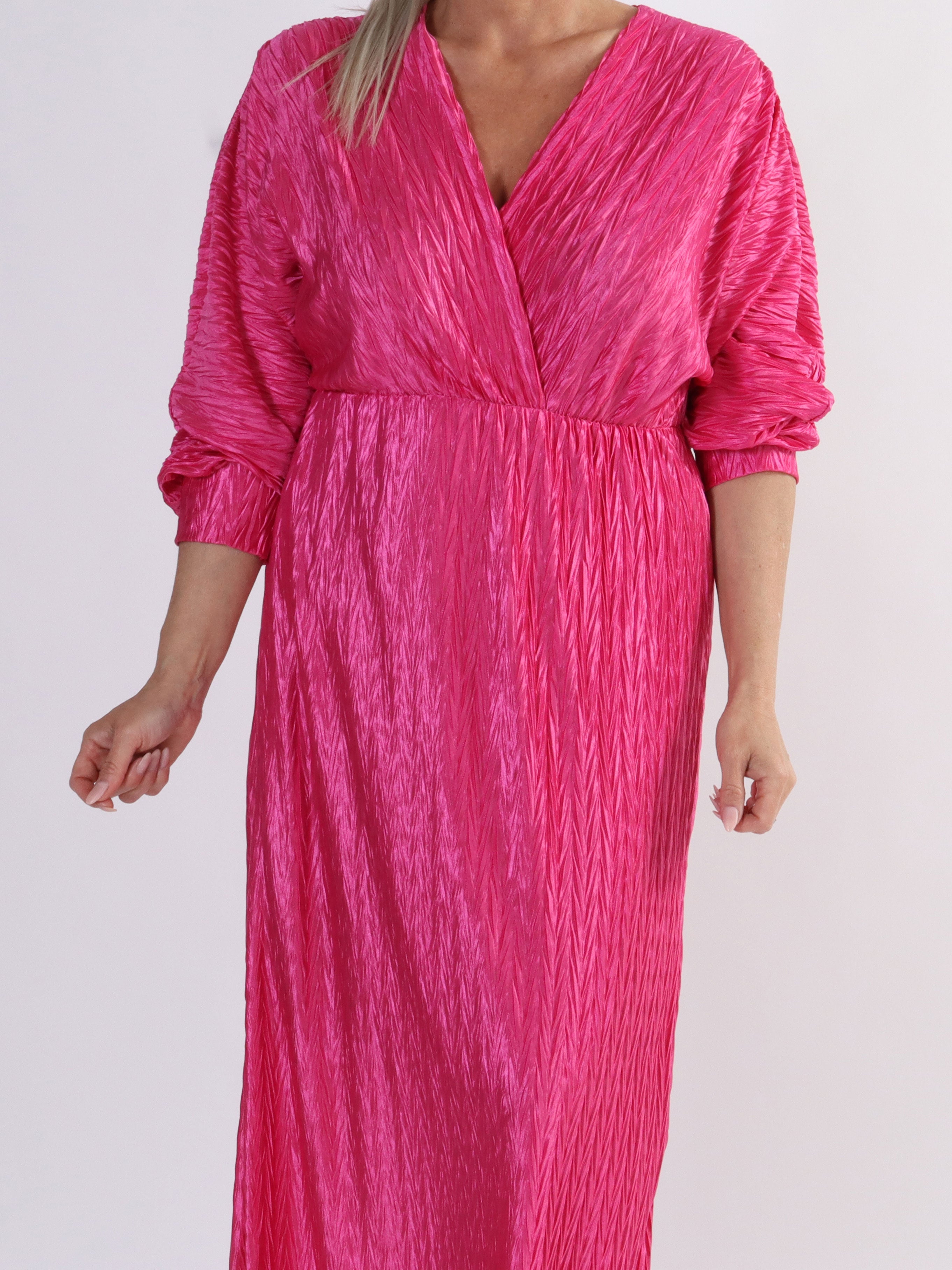 Love - Lång plisserad klänning i plus size i glänsande tyg